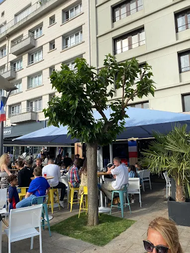 Terrasse de Waves face au port de plaisance
