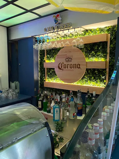 Bar intérieur de Waves avec mur végétal